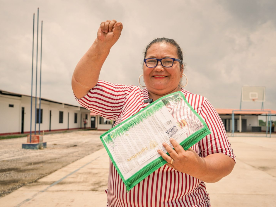 director-ant-junto-campesino-entrega-de-tierras-caguan