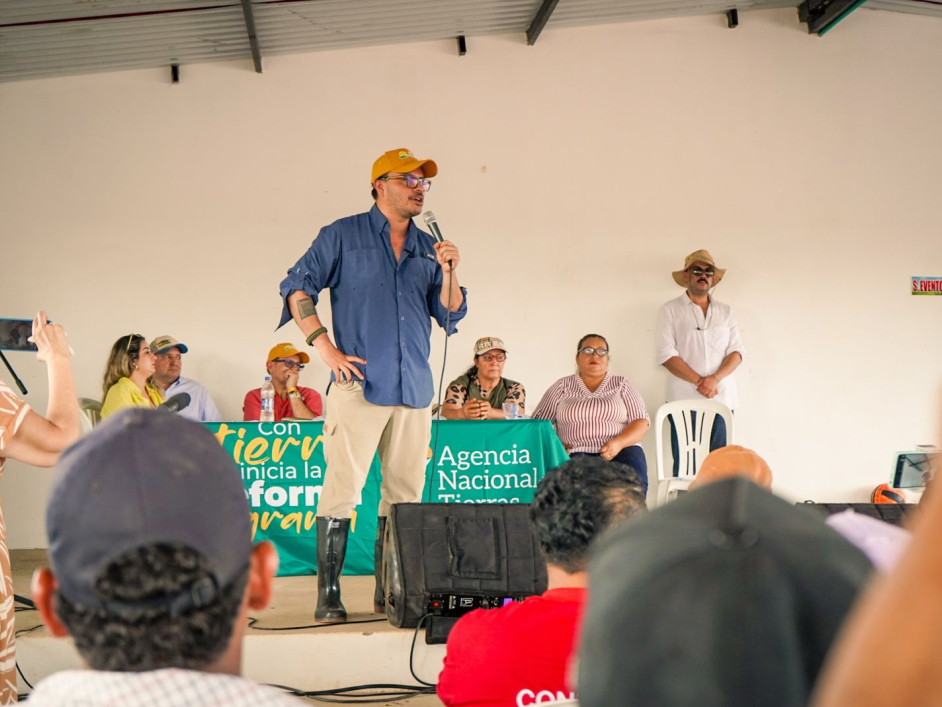 director-ant-junto-campesino-entrega-de-tierras-caguan