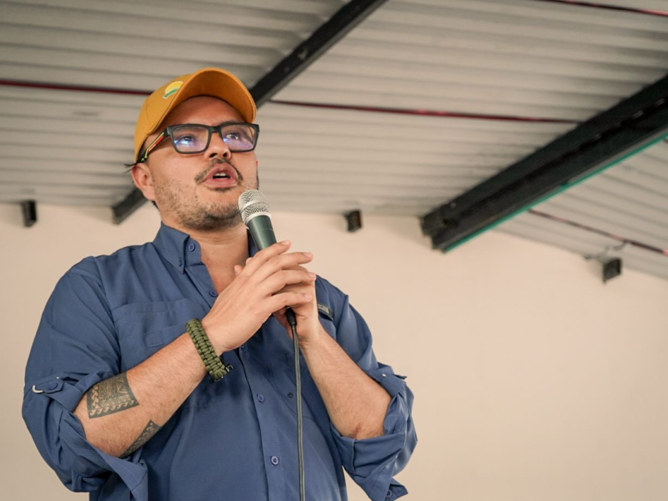 director-ant-junto-campesino-entrega-de-tierras-caguan