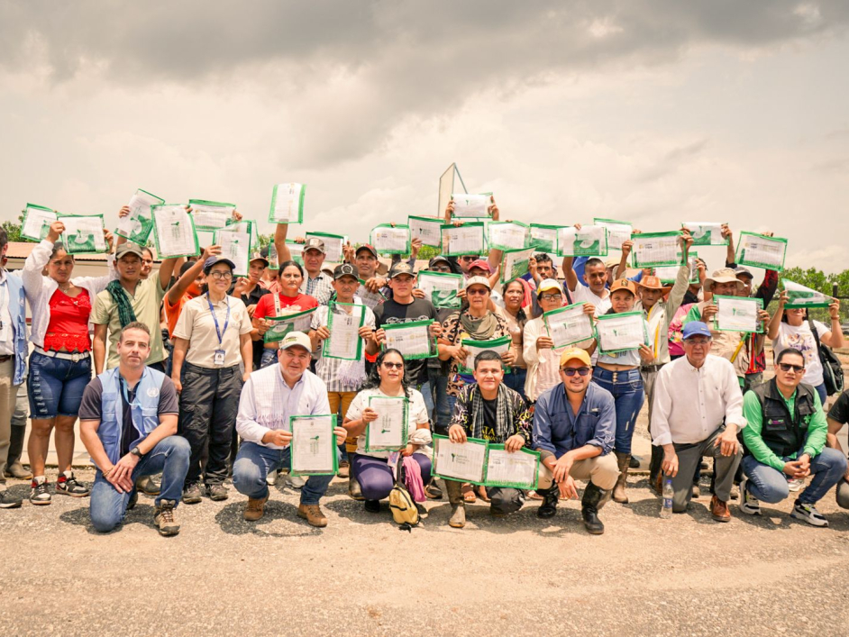 director-ant-junto-campesino-entrega-de-tierras-caguan