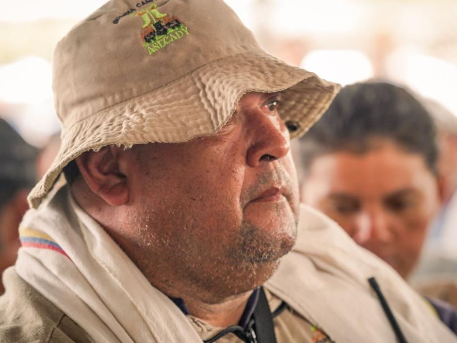 director-ant-junto-campesino-entrega-de-tierras-caguan