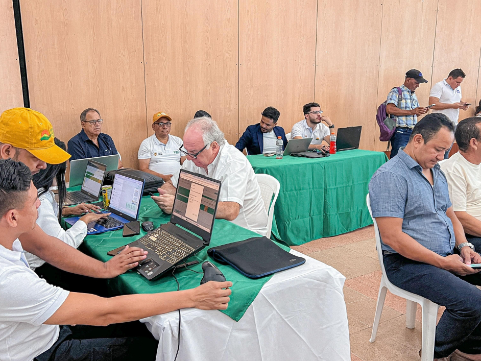 grupo-de-personas-asistiendo-rueda-de-negocios-ant-santa-marta-2