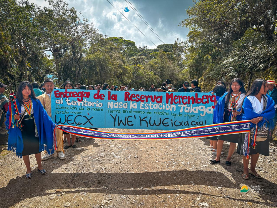 indigenas-nasa-con-cartel-sobre-entrega-de-reserva-merenberg