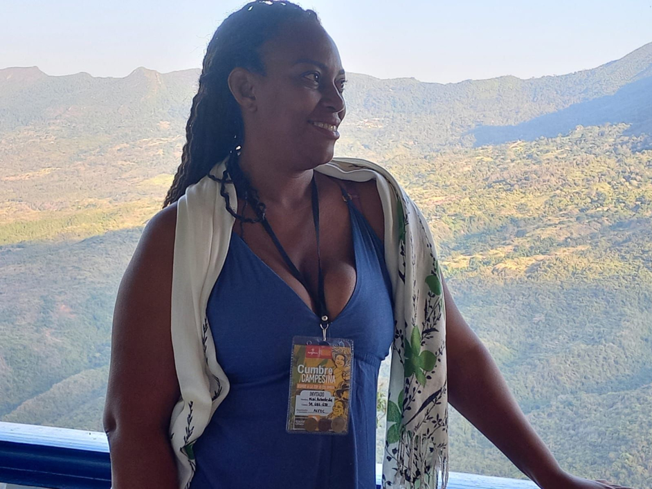 nini-arboleda-junto-a-paisaje