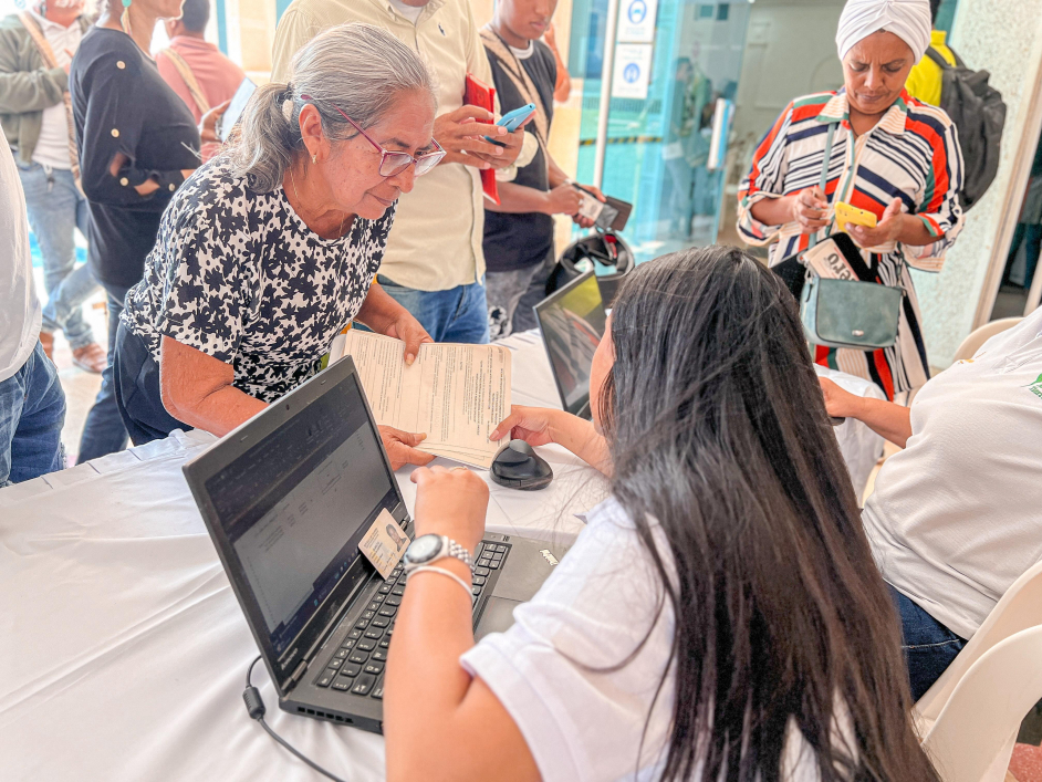 usuaria-y-funcionaria-en-rueda-de-negocios-ant