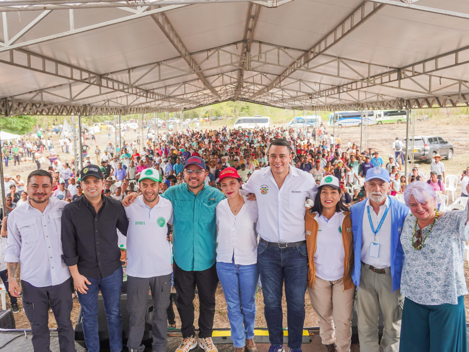 campesinos-y-funcionarios-ministerio-de-agricultura-constitucion-primer-territorio-campesino-agroalimentario-del-cesar