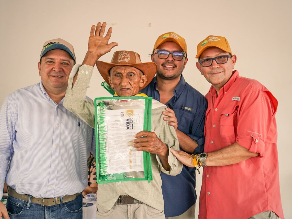 director-y-funcionarios-ant-entregando-titulo-de-tierras-a-victima-del-confilcto