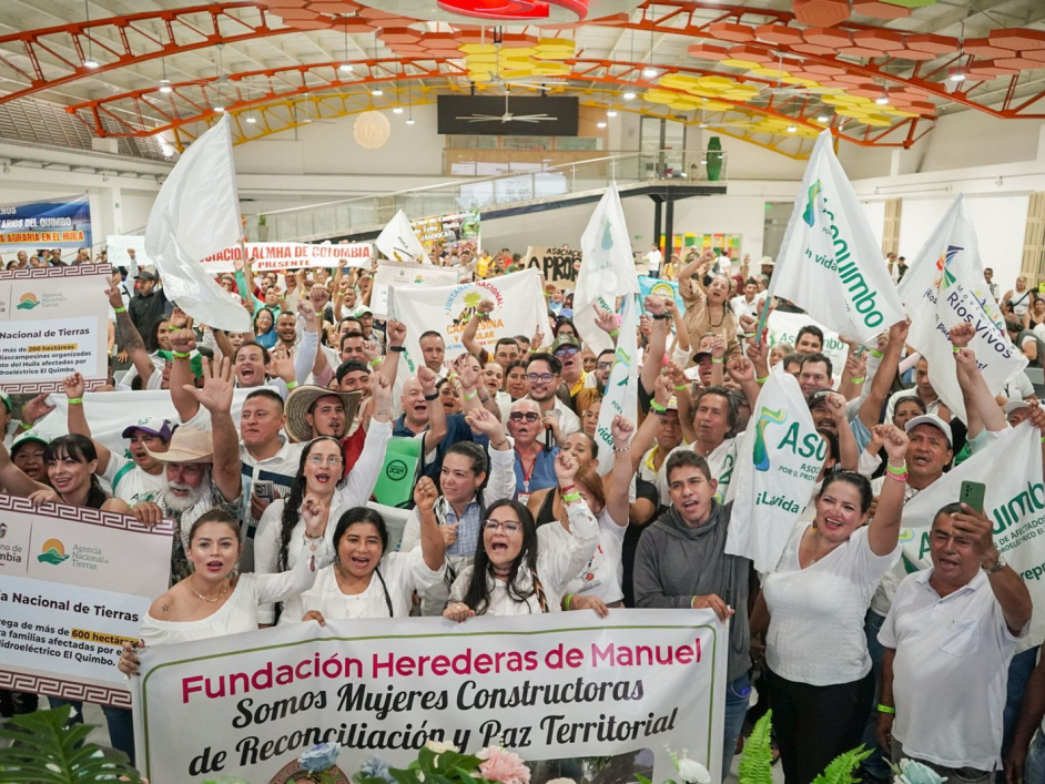 firmantes-de-paz-durante-adjudicacion-de-tierras-ant