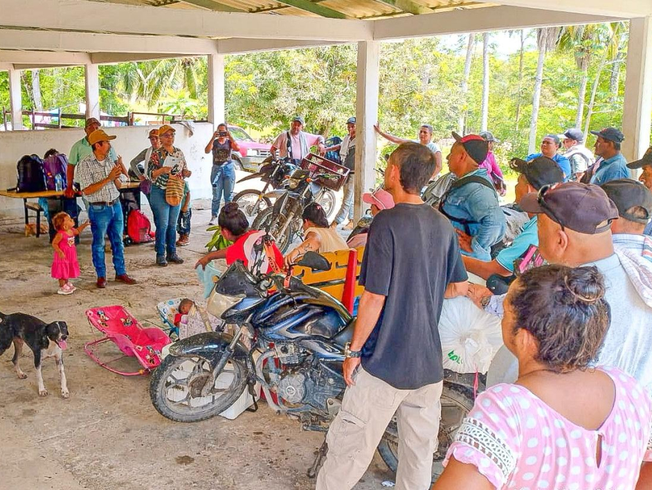salon-con-funcionarios-ant-y-campesinos-de-cimitarra