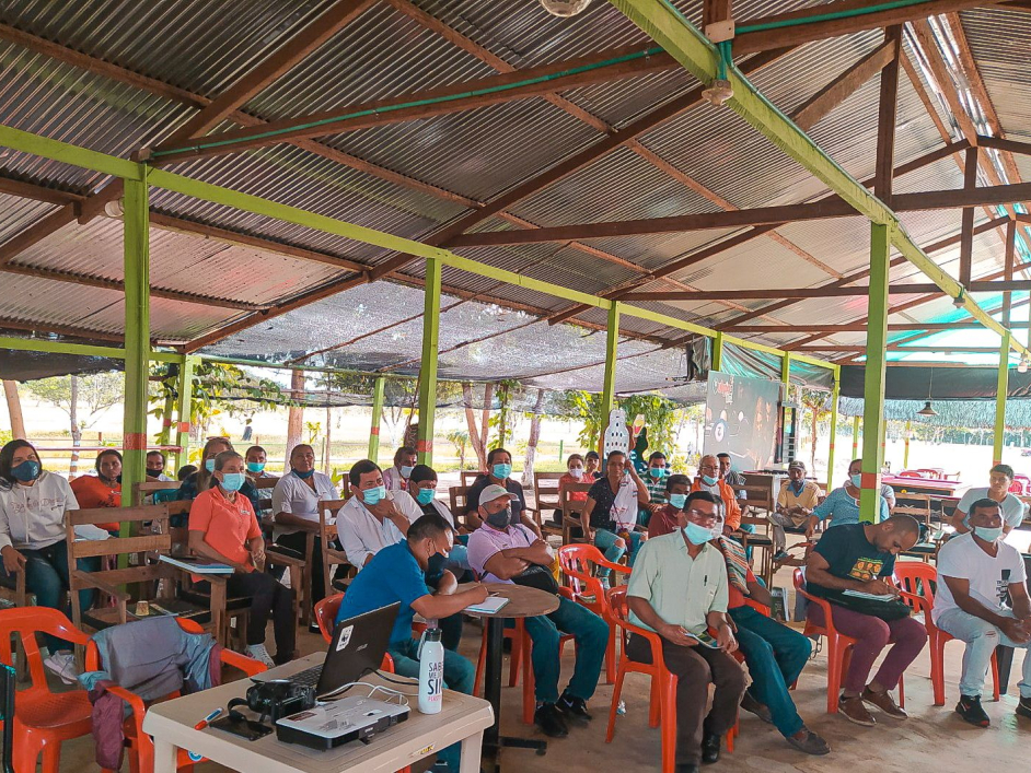 un-grupo-de-personas-sentadas-en-sillas-en-una-habitacion