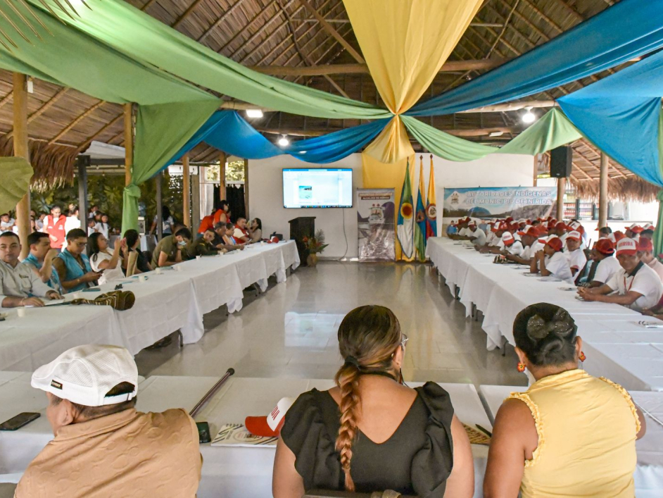 autoridades-indigenas-y-funcionarios-ant-reunidos-en-un-salon