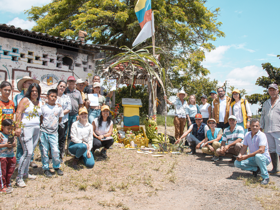 campesinos-y-funcionarios-entrega-de-predio-en-pereira