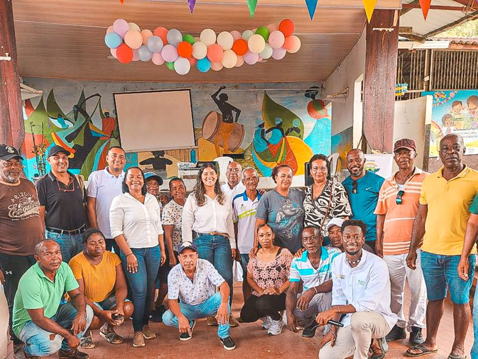 campesinos-reunidos-en-salon-en-bahia-solano-choco