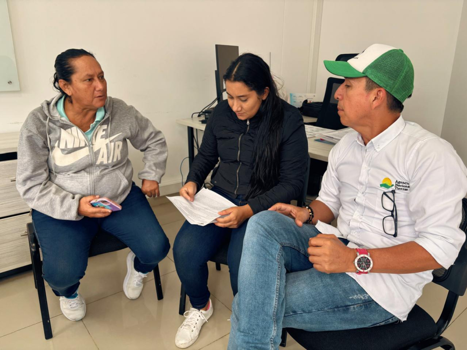 Funcionario-ant-dialogando-con-mujeres-campesinas-del-tolima