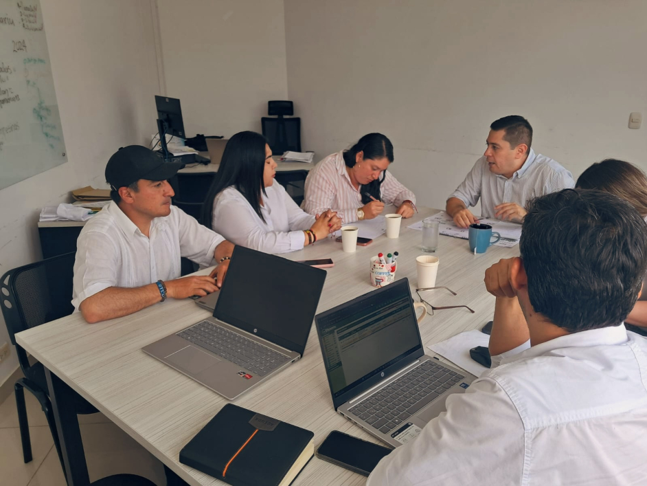 funcionarios-ant-y-de-alcaldia-murillo-tolima-dialogando-en-mesa