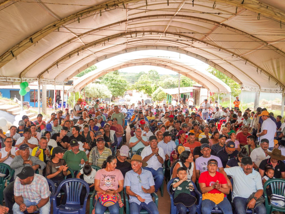 grupo-de-campesinos-reunidos-en-mapiripan