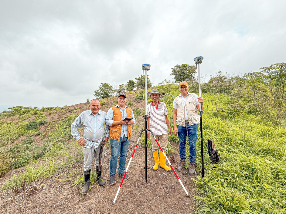 cuatro-hombres-parados-en-una-ladera-con-un-tripode