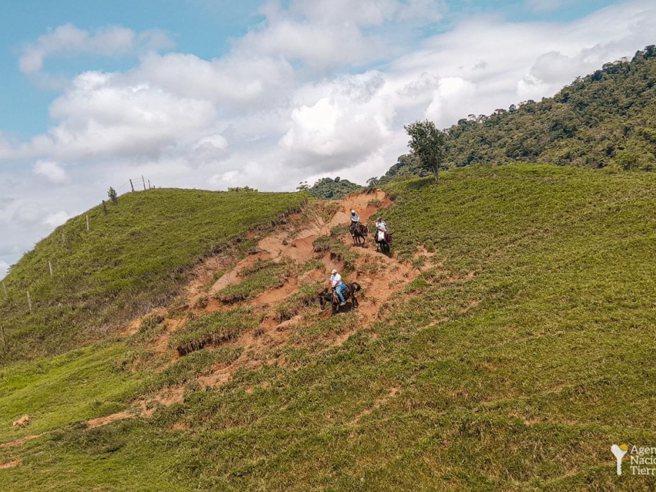 gente-montando-a-caballo-por-una-colina-empinada