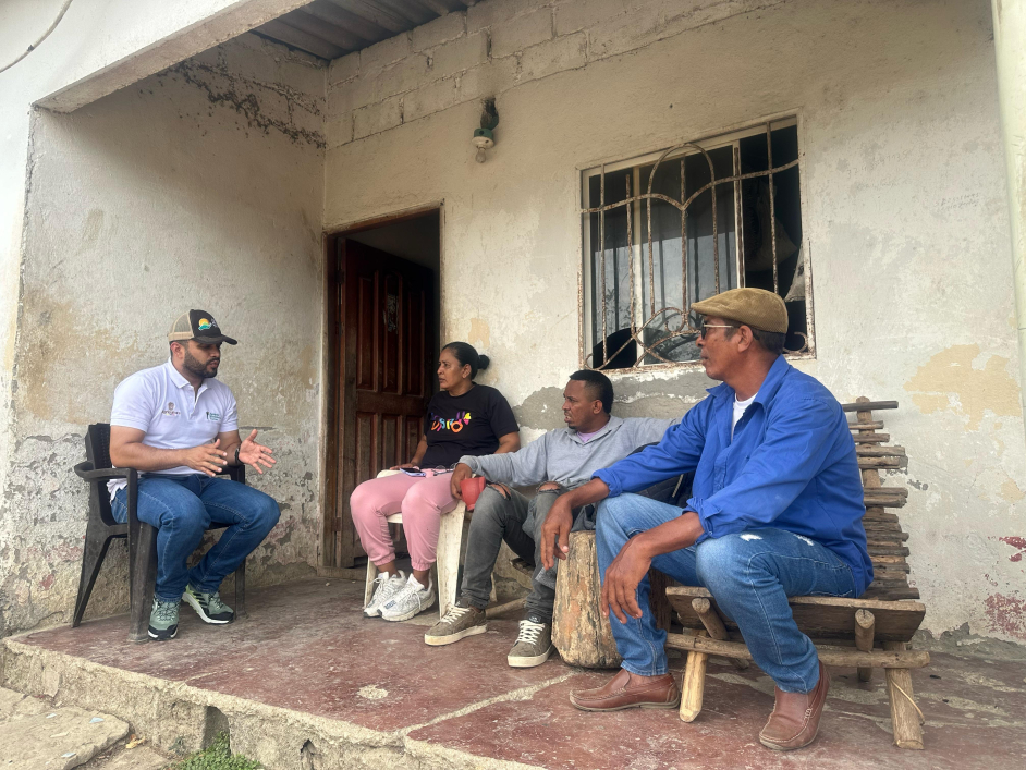 tres-hombres-y-una-mujer-sentada-en-un-porche