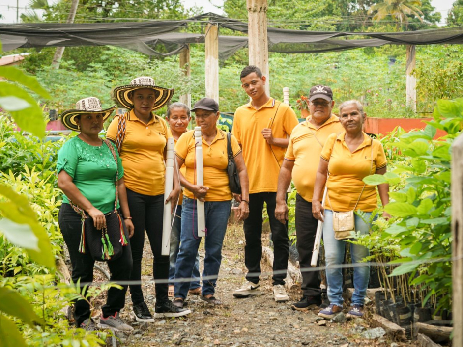un-grupo-de-personas-con-camisas-amarillas-de-pie-en-un-jardin
