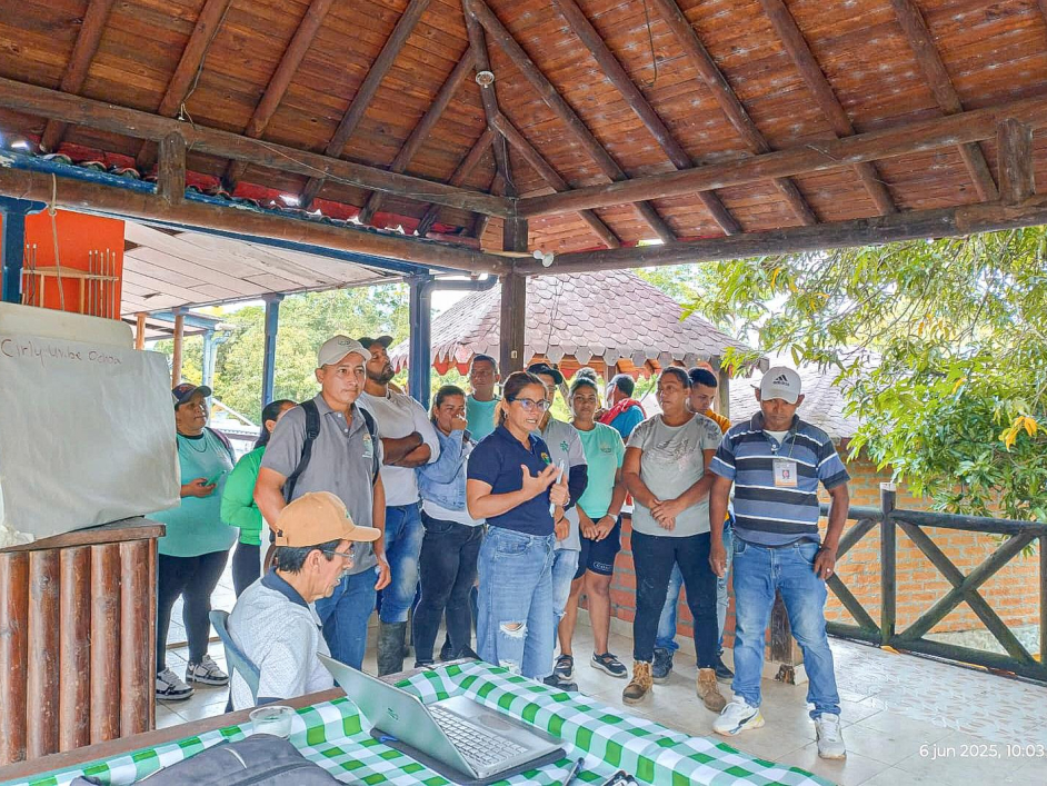 un-grupo-de-personas-de-pie-alrededor-de-una-mesa-con-computadoras-portatiles