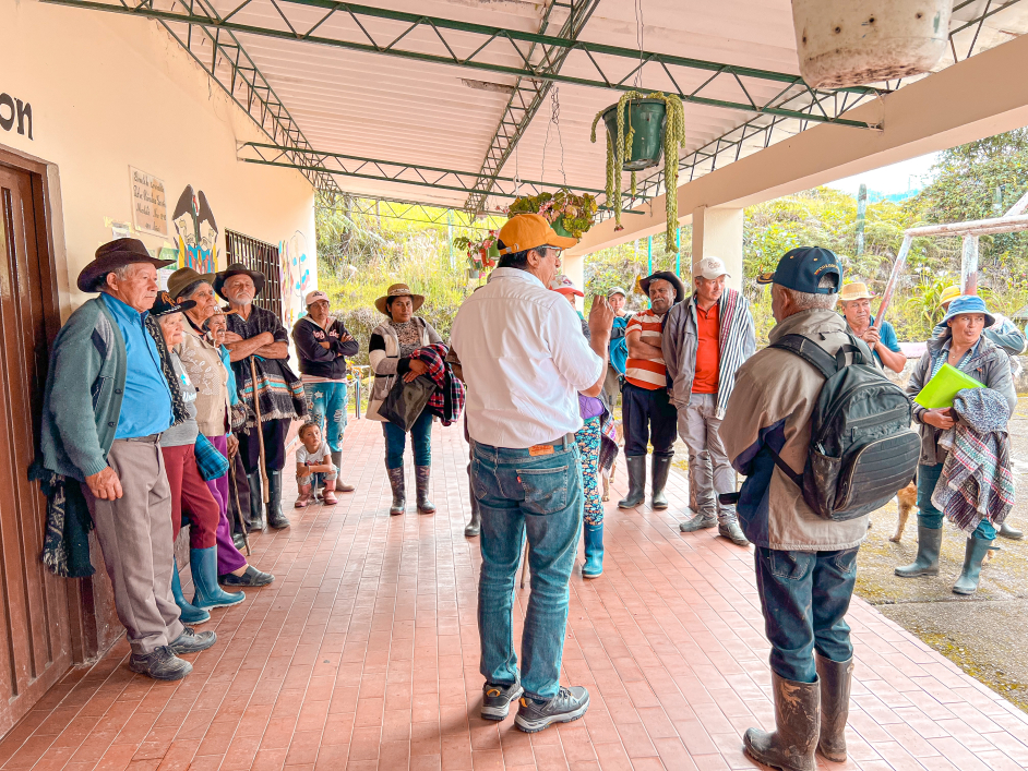 un-grupo-de-personas-parados-en-un-pasillo