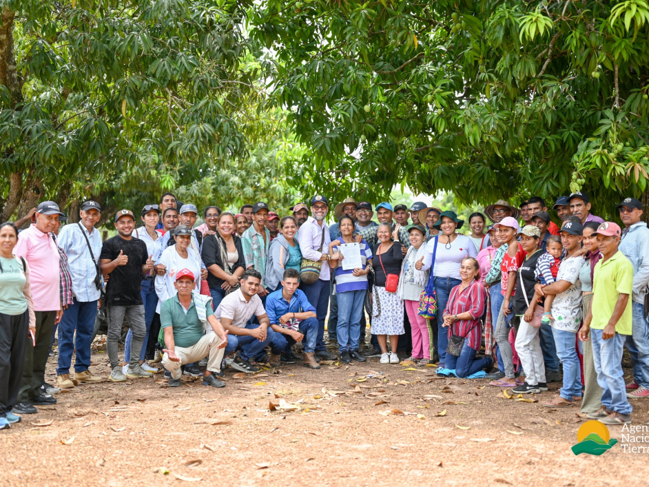 un-grupo-de-personas-parados-frente-a-los-rboles