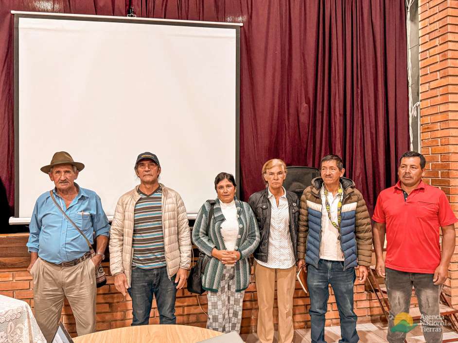 un-grupo-de-personas-parados-frente-a-una-pantalla