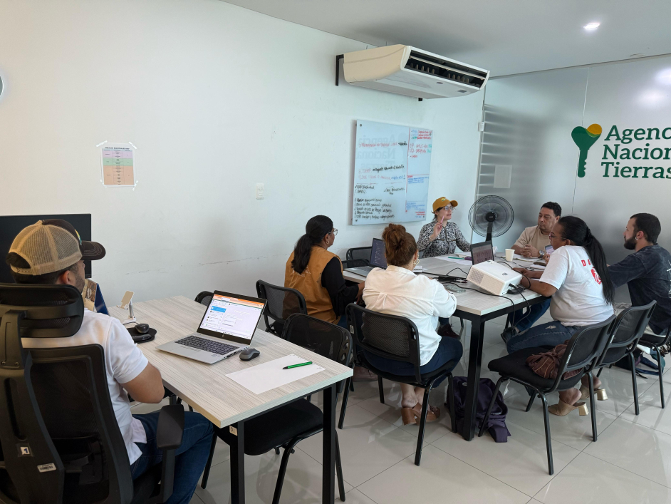 un-grupo-de-personas-sentadas-alrededor-de-una-mesa-en-una-sala-de-reuniones