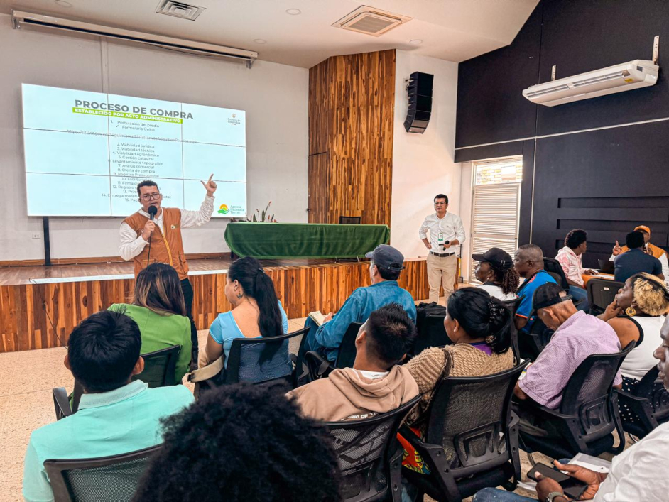 un-hombre-que-da-una-presentacin-a-un-grupo-de-personas