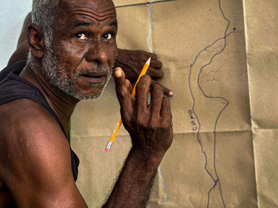 un-hombre-sosteniendo-un-lapiz-y-mirando-un-mapa