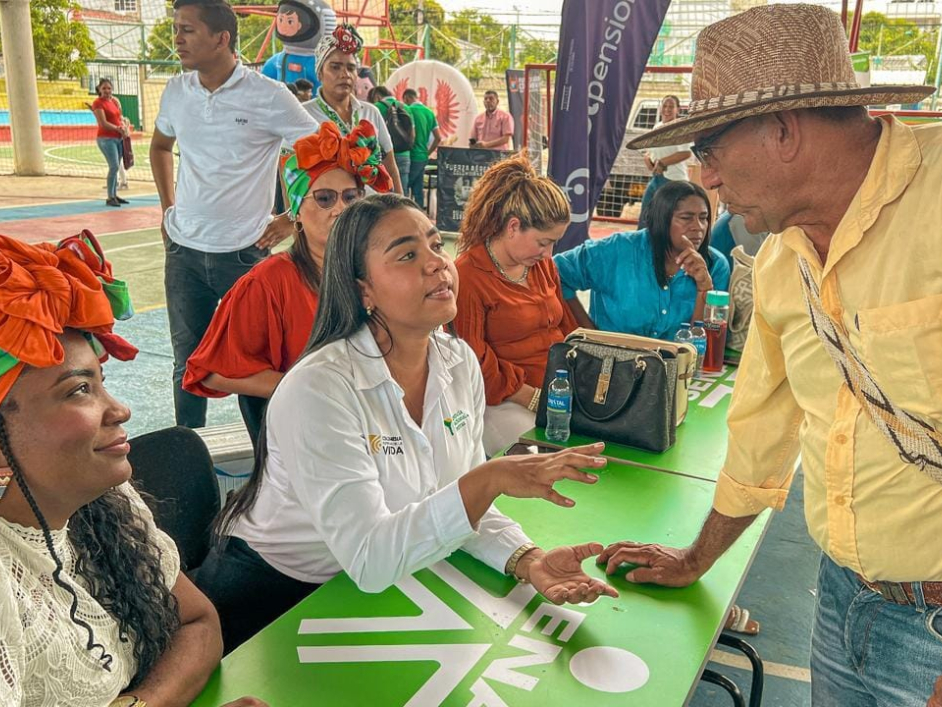 Campesino-siendo-atendidos-por-funcionaria-ant