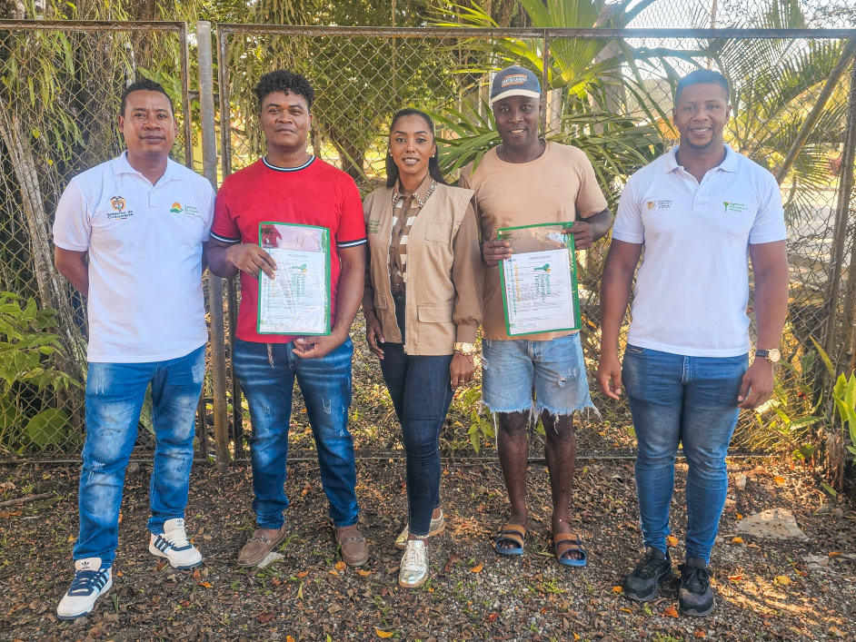 cinco-personas-que-tienen-certificados-frente-a-una-cerca