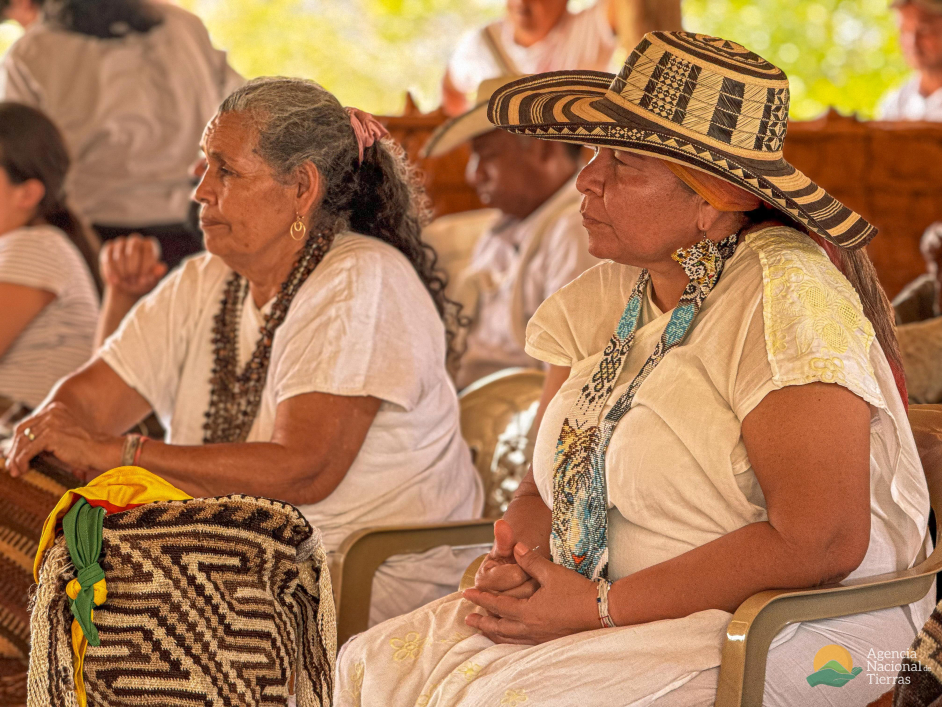 dos-mujeres-con-ropa-tradicional-sentadas-juntas