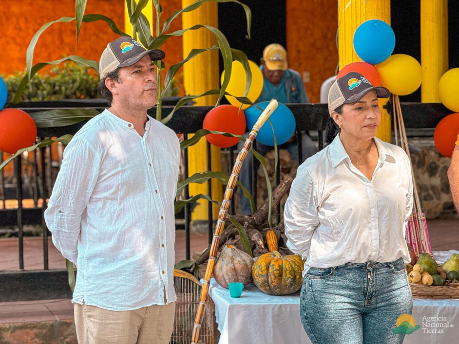 dos-personas-paradas-una-al-lado-de-la-otra-en-una-mesa-con-fruta