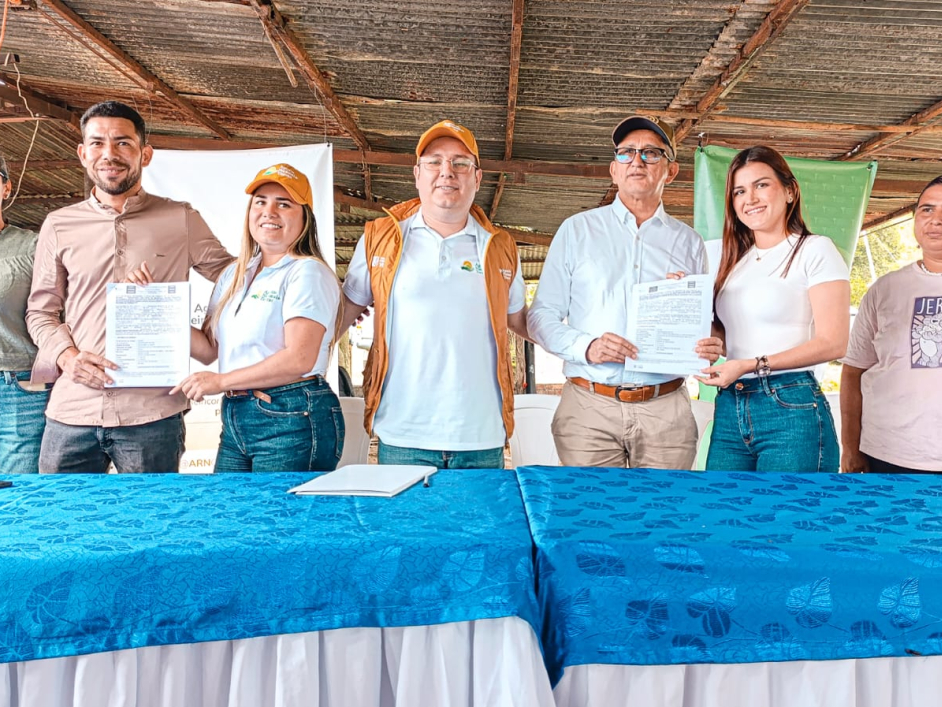 un-grupo-de-personas-de-pie-alrededor-de-una-mesa-con-un-mantel-azul