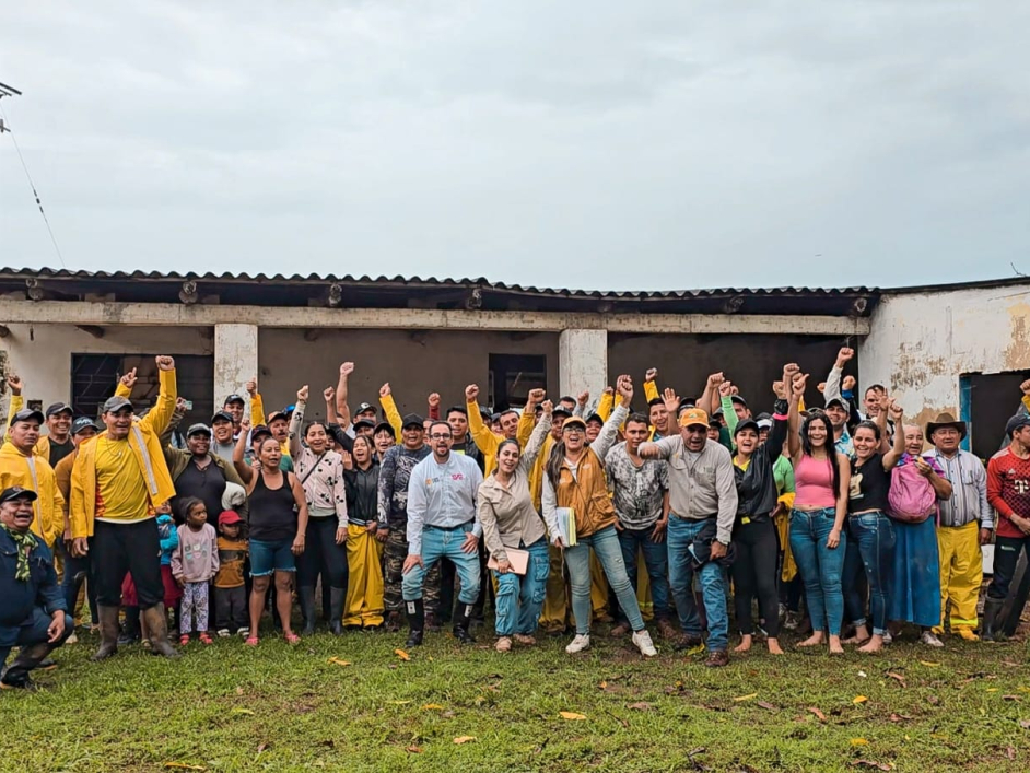 un-grupo-de-personas-en-chaquetas-amarillas-paradas-frente-a-un-edificio
