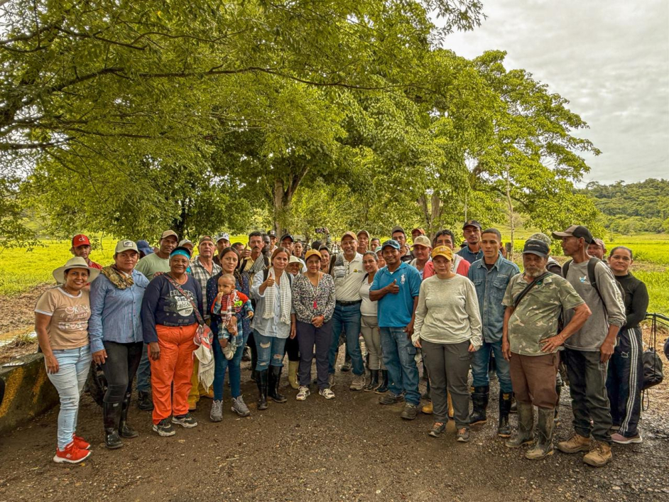 un-grupo-de-personas-parados-juntas-frente-a-un-arbol