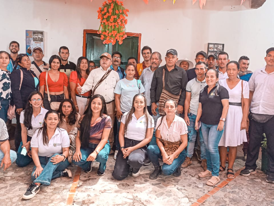 un-grupo-de-personas-posando-para-una-foto-frente-a-un-edificio
