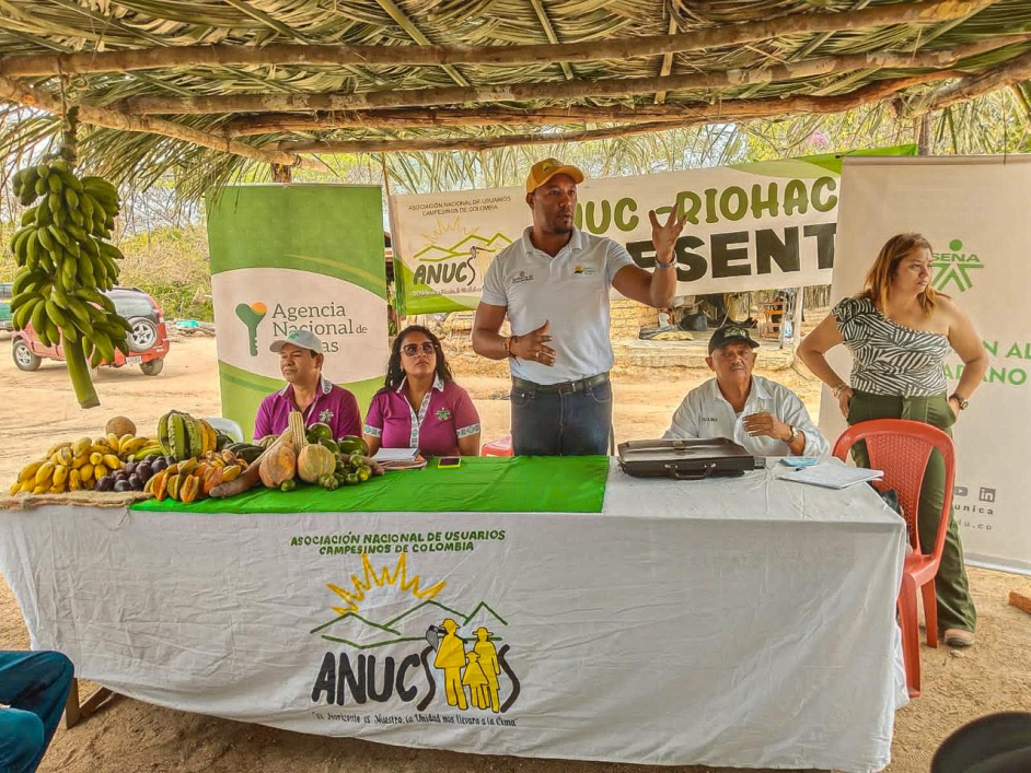 un-grupo-de-personas-sentadas-alrededor-de-una-mesa-con-pltanos