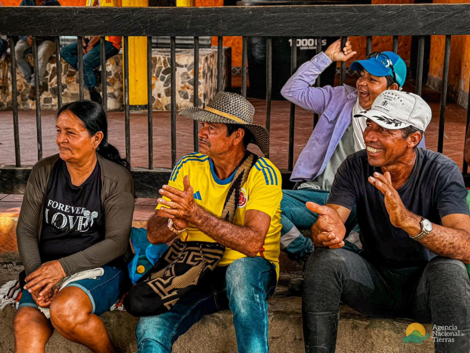 un-grupo-de-personas-sentadas-en-un-banco