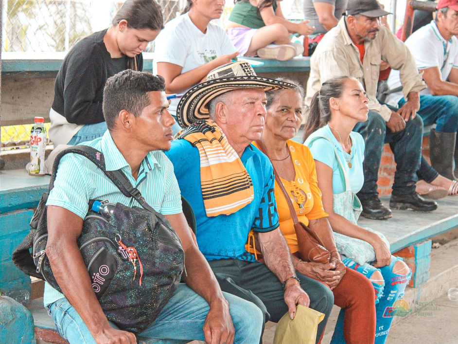 un-grupo-de-personas-sentadas-en-un-banco