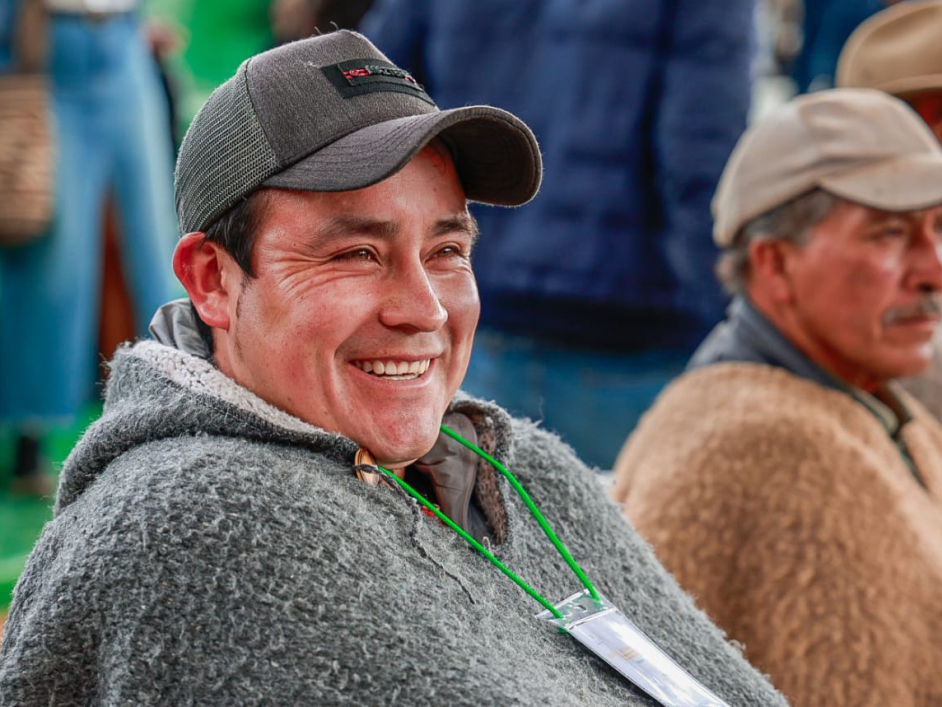un-hombre-con-un-sombrero-y-un-sueter-gris
