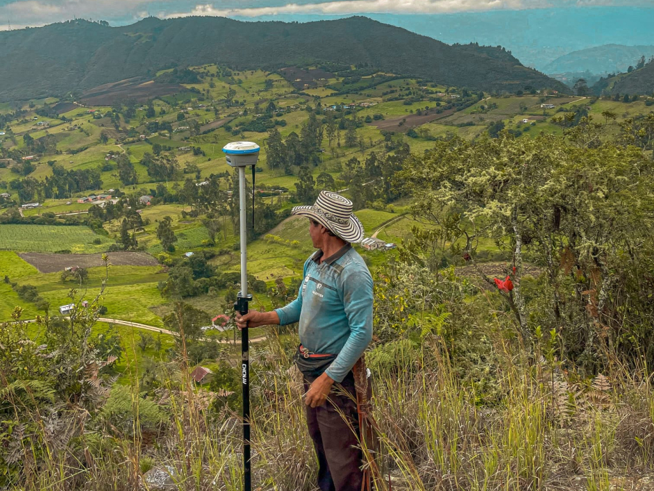 un-hombre-parado-en-una-ladera-con-un-poste