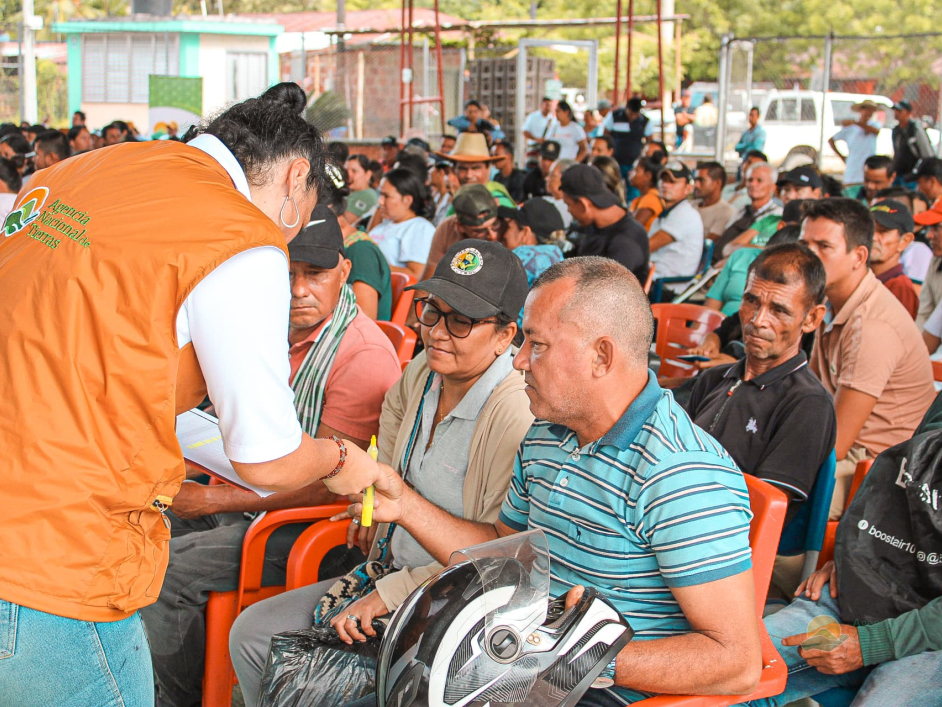 un-hombre-que-le-entrega-a-una-mujer-una-bolsa-de-comida