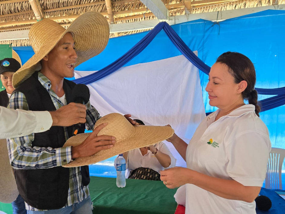 un-hombre-que-lleva-un-sombrero-de-paja-le-entrega-un-sombrero-a-una-mujer