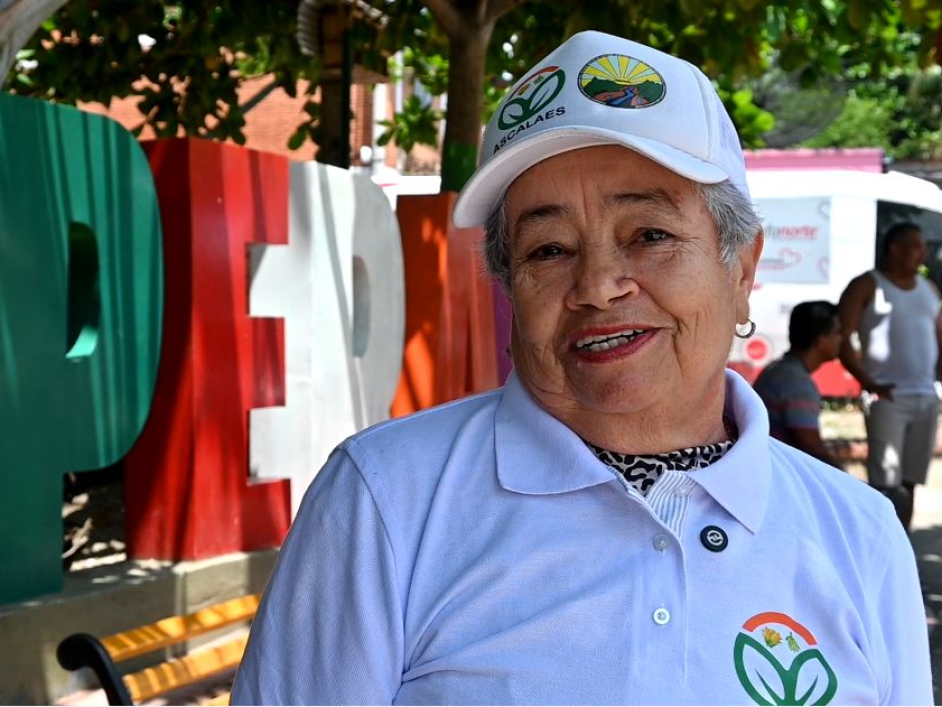 una-mujer-que-lleva-un-sombrero-blanco-se-encuentra-frente-a-un-gran-aviso