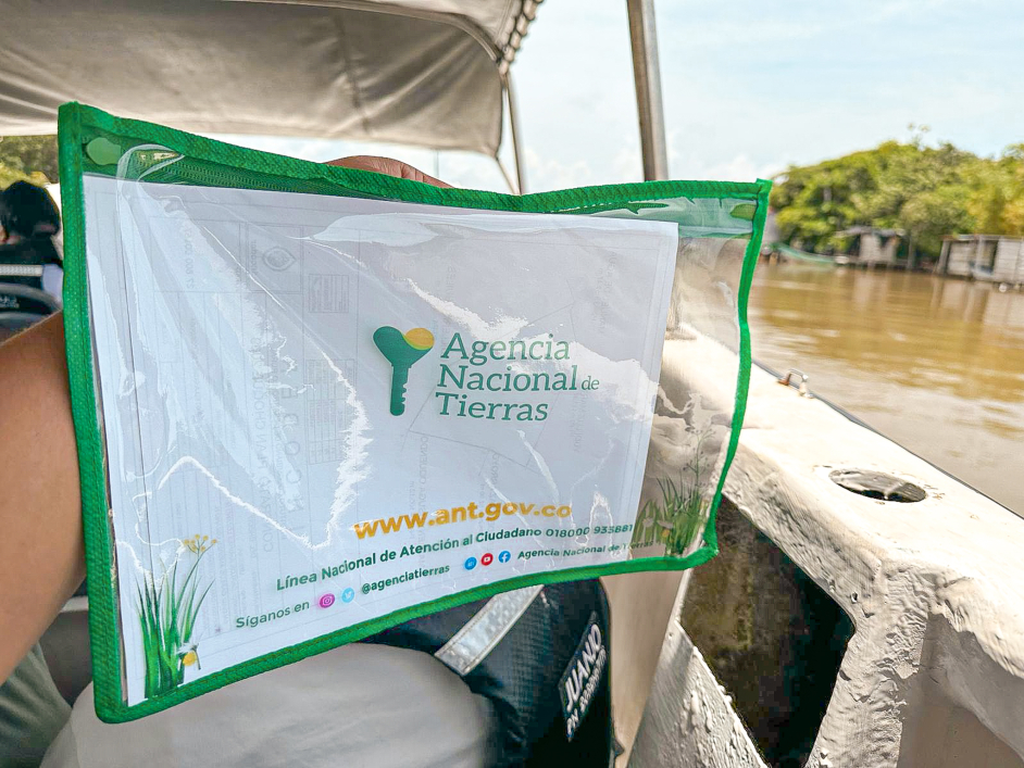 una-persona-sosteniendo-una-bolsa-con-un-letrero-ant