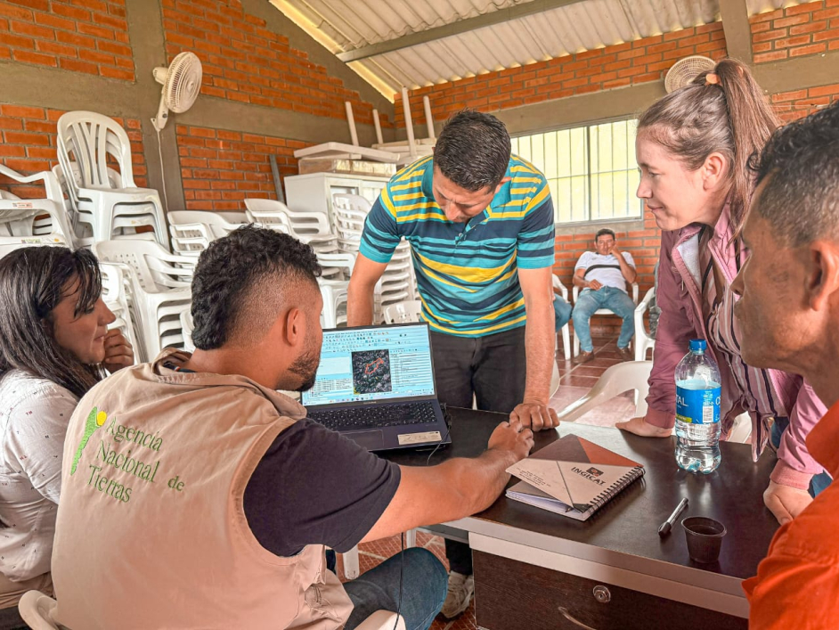 funcionarios-ant-junto-a-campesinos-y-un-computador