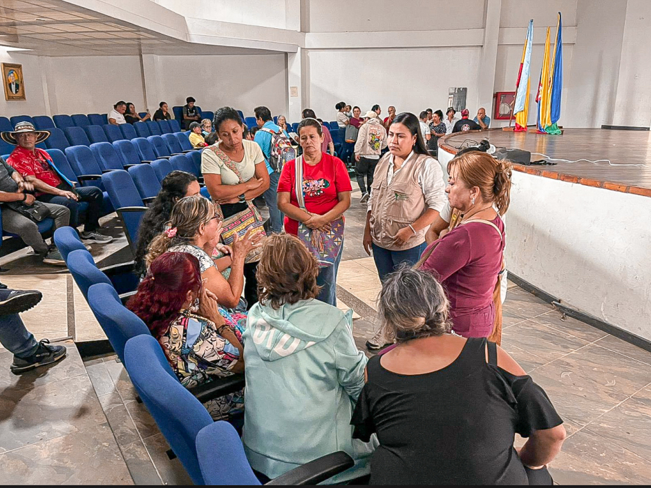 un-grupo-de-personas-sentadas-en-una-habitacion
